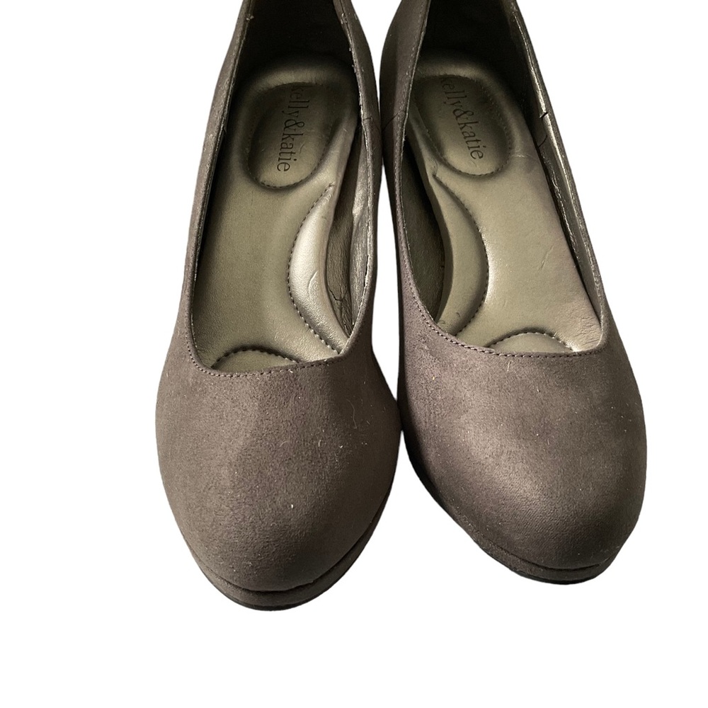 Kelly & Katie Gray Suede Pumps. Size 7.5